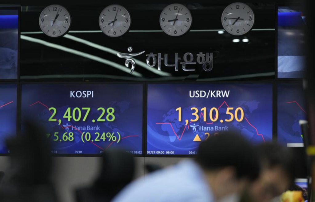 Asian Stocks Follow Wall Street Ahead Of Likely US Rate Hike